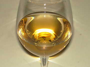 La maturazione in
bottiglia conferisce ai vini bianchi maturi colori pi scuri e intensi,
tipicamente giallo dorato o ambra chiaro