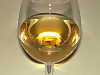 La maturazione in bottiglia conferisce ai vini bianchi maturi colori pi scuri e intensi, tipicamente giallo dorato o ambra chiaro