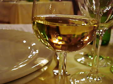 Calici al tavolo di un
ristorante: non sempre questo luogo  adatto alla degustazione sensoriale di un
vino