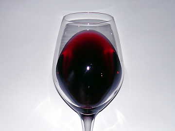 The color of
Marzemino. At the edge of wine, near the opening of the glass, can be noticed
its typical purple red color